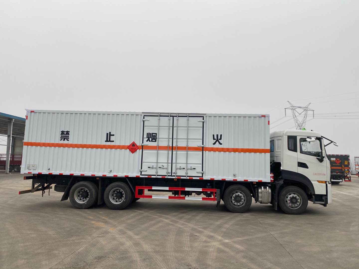 东风天龙国六9.4米易燃气体厢式运输车
