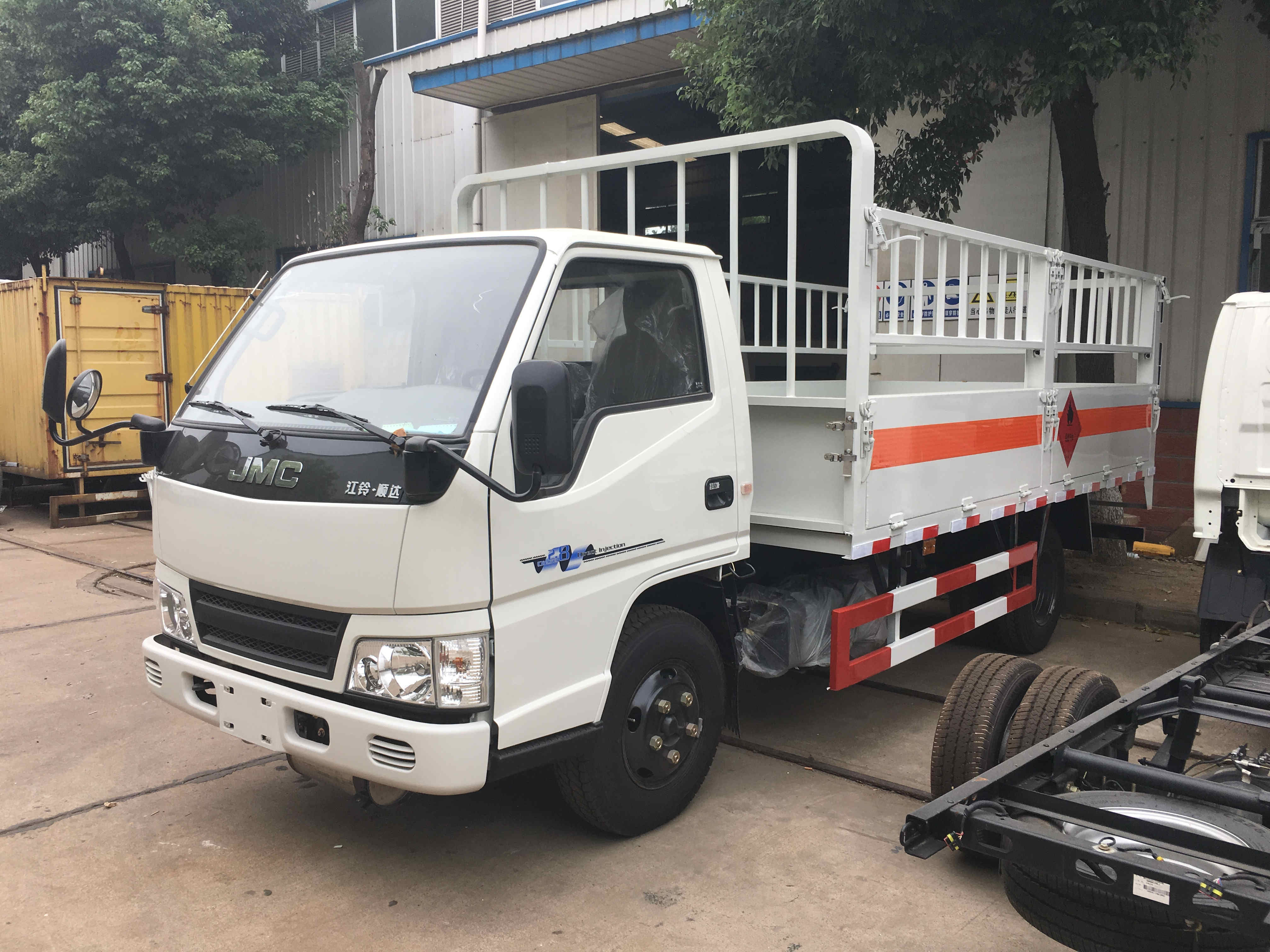 江铃4.2米(额载2.8吨)气瓶车