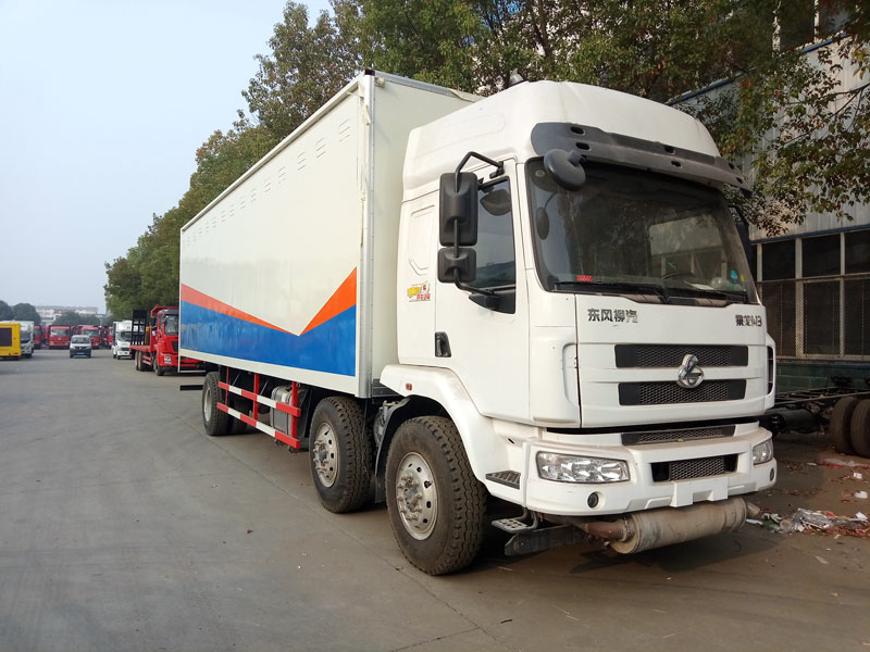 柳汽9.6米(13.8吨)液体厢式车