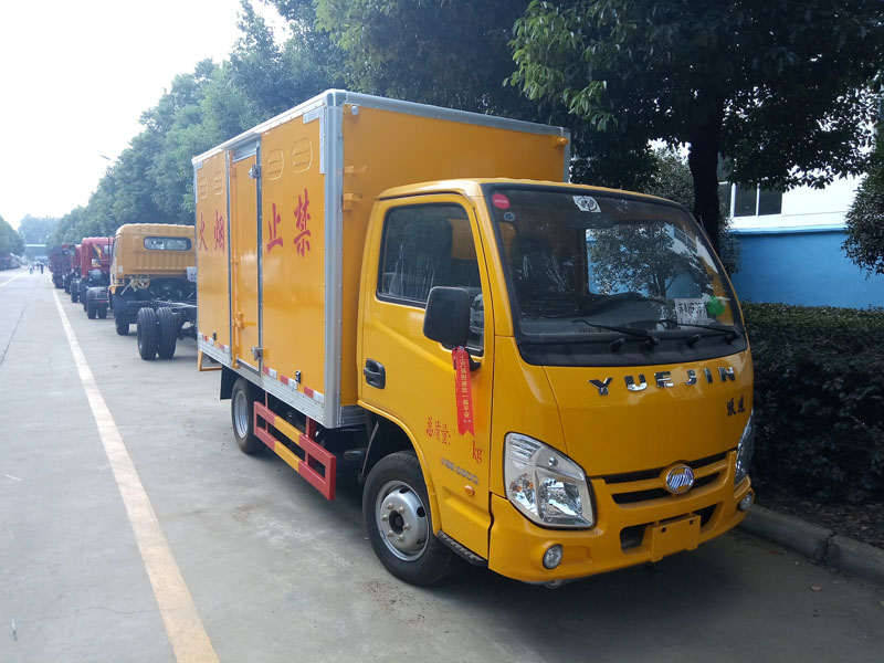 跃进3.3米柴油(蓝牌)腐蚀品厢式车